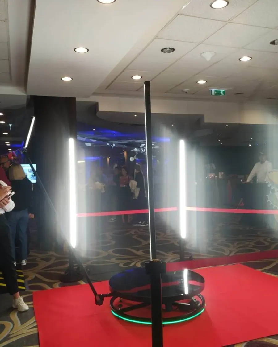 Goście bawią się przy platformie 360° na sali