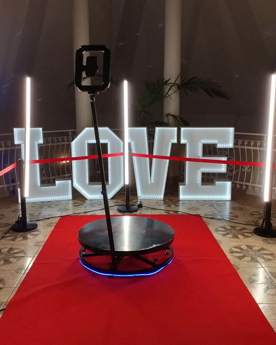 Platforma 360° z podświetlanym napisem LOVE