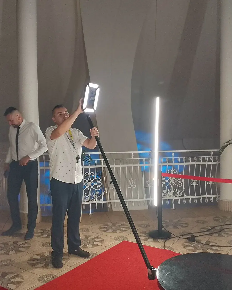 Obsługa ustawia ramię z kamerą i lampą przy platformie 360°