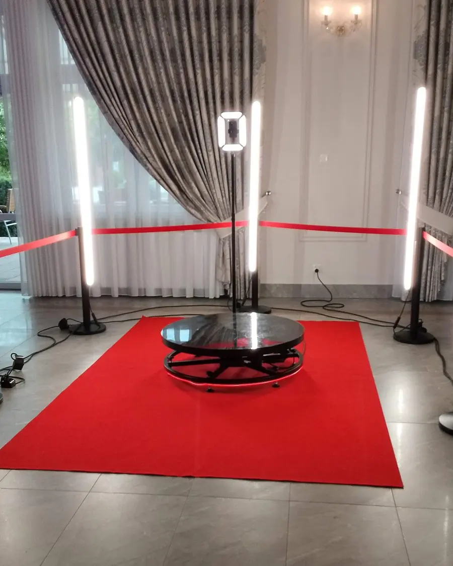 Platforma 360° gotowa do nagrań, z oświetleniem i słupkami