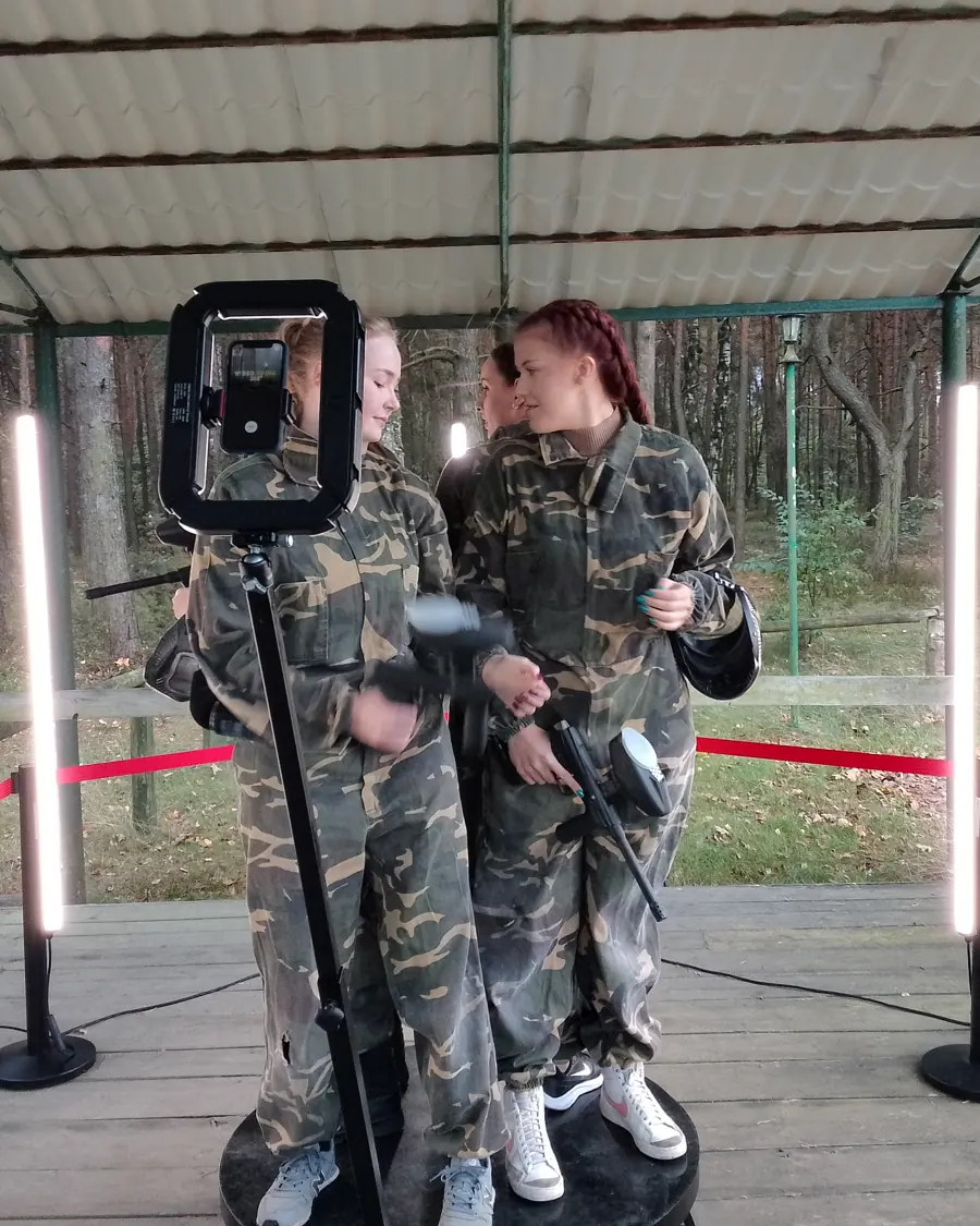Nagrywanie na platformie 360° na imprezie w plenerze